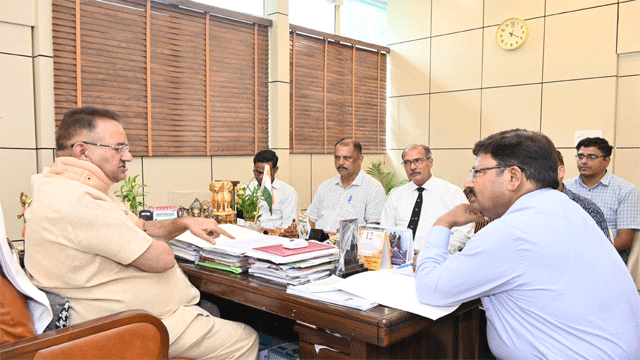 सैनिक कल्याण विभाग के अधिकारियों के साथ विभागीय समीक्षा करते सैनिक कल्याण विभाग के अधिकारियों के साथ विभागीय समीक्षा करते सैनिक कल्याण मंत्री गणेश जोशी