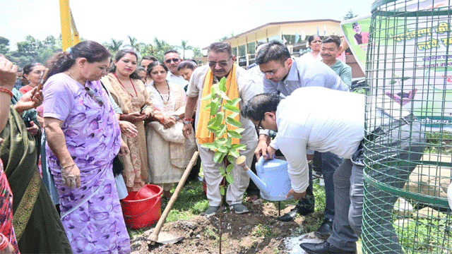 लोकपर्व हरेला के उपलक्ष्य में आयोजित वृक्षारोपण कार्यक्रम में फलदार लोकपर्व हरेला के उपलक्ष्य में आयोजित वृक्षारोपण कार्यक्रम में फलदार पौधे का रोपण करते ग्राम्य विकास मंत्री गणेश जोशी