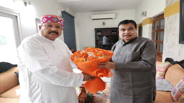 सतपाल महाराज ने गडकरी से मुलाकात कर कैलाश पर्वत के सतपाल महाराज ने गडकरी से मुलाकात कर कैलाश पर्वत के दर्शन प्वाइंट तक रैम्प बनाने को कहा